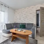 Modern With A Balcony In A Quiet Estate By Renters Lägenhet *