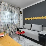 Modern With A Balcony In A Quiet Estate By Renters Lägenhet