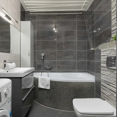 Modern With A Balcony In A Quiet Estate By Renters クラクフ