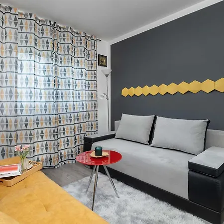 Modern With A Balcony In A Quiet Estate By Renters Appartement