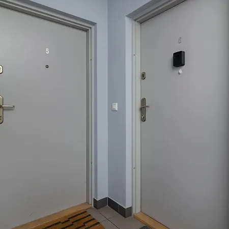 Modern With A Balcony In A Quiet Estate By Renters Appartement Cracovie